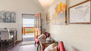 A dining area with a table, chairs, and a view of the outdoors. - Bluejay Bungalow – Cozy Pet-Friendly Cottage Near Yosemite & Bass Lake (Oakhurst)