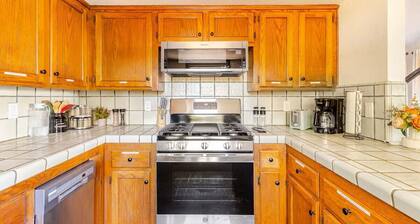 Charming 1-bedroom cottage with AC, & WiFi in Oakhurst - Yosemite National Park.