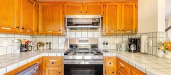 Charming 1-bedroom cottage with AC, & WiFi in Oakhurst - Yosemite National Park.