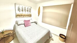 2 bedrooms, desk, iron/ironing board, WiFi - COMFORTABLE APARTMENT "COLIBRI" IN QUERETARO, MEXICO. PLACE OF VINEYARDS ! (La Pradera)