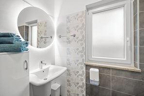Dusche, Haartrockner, Handtücher, Toilettenpapier