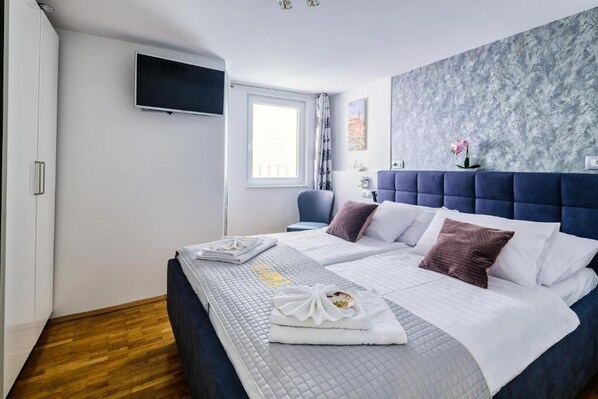 1 slaapkamer, een kluis op de kamer, een bureau