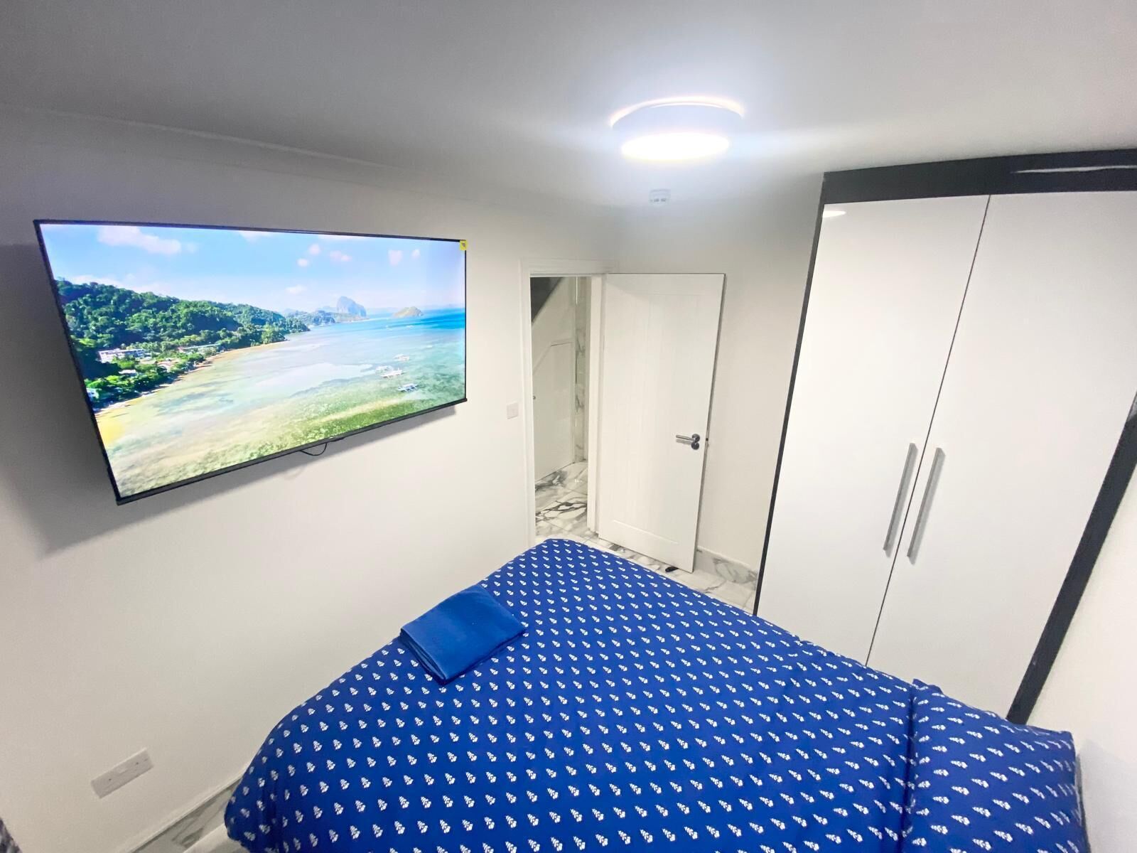 4 bedrooms, in-room safe, desk, iron/ironing board