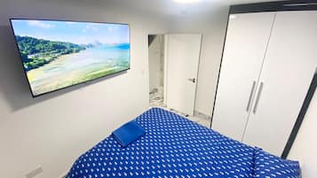 4 Schlafzimmer, Zimmersafe, Schreibtisch, Bügeleisen/Bügelbrett