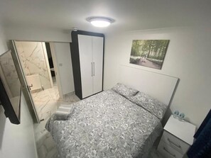 Tabla de planchar con plancha, wifi y ropa de cama 