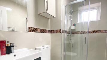 Haartrockner, Handtücher, Seife, Shampoo