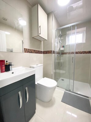 Sèche-cheveux, serviettes fournies, savon, shampoing