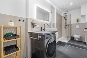 Douche, sèche-cheveux, serviettes fournies, savon