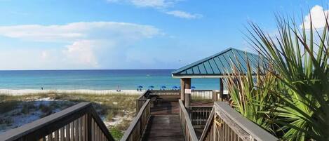 Resortwoning, Meerdere bedden (Gulf Winds East #3) | Strand