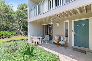 Casa, varias camas (Gulf Winds East #34) | Restaurante al aire libre