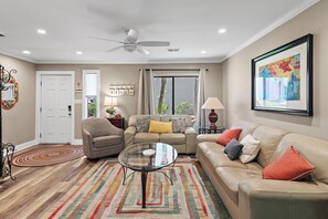 タウンホーム ベッド (複数台) (Gulf Winds East #34) | リビング エリア