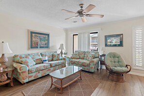 House, Multiple Beds (Gulf Winds East #36) | Living area