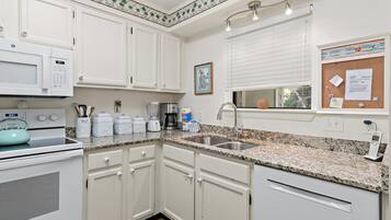 House, Multiple Beds (Gulf Winds East #36) | Private kitchen