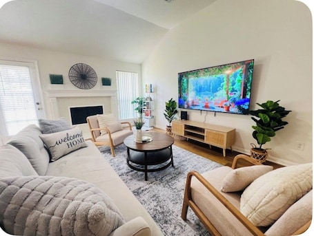 Smart TV, fireplace. Charming 3-bedroom house in delightful Katy! Perfect for family groups!