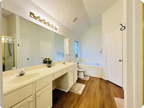Sèche-cheveux, bidet, serviettes fournies, savon
