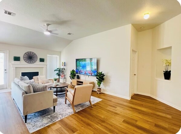 Smart TV, fireplace
