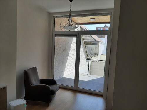 Spacious apartment sleeps 9 Central