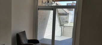 Spacious apartment sleeps 9 Central