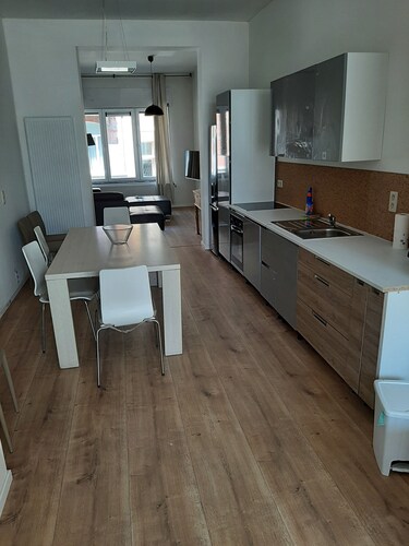 Spacious apartment sleeps 9 Central