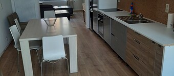 Spacious apartment sleeps 9 Central