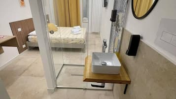 Quarto casal, sacada, vista para a cidade | Roupas de cama antialérgicas, edredons de pluma