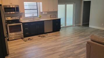 Een microgolfoven, een oven, een kookplaat, een vaatwasser