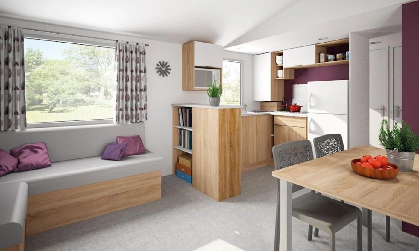 Eine moderne Küche mit Holzausbau, einem Esstisch mit Stühlen und einem eingebauten Bücherregal.