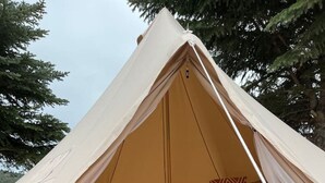 Skrivebord, strykejern/-brett, wi-fi (inkludert) og sengetøy
