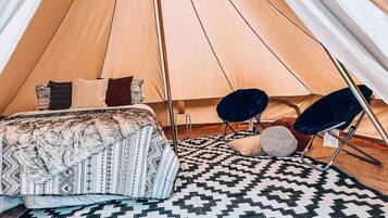 1 slaapkamer, een bureau, een strijkplank/strijkijzer, wifi