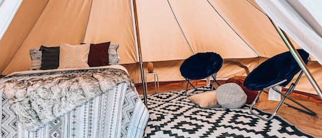 1 habitación, escritorio, tabla de planchar con plancha y wifi