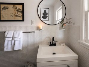 Douche, sèche-cheveux, serviettes fournies, savon