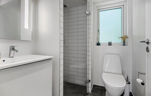 Shower, hair dryer - Gorgeous home in Rørvig with sauna (Rørvig)