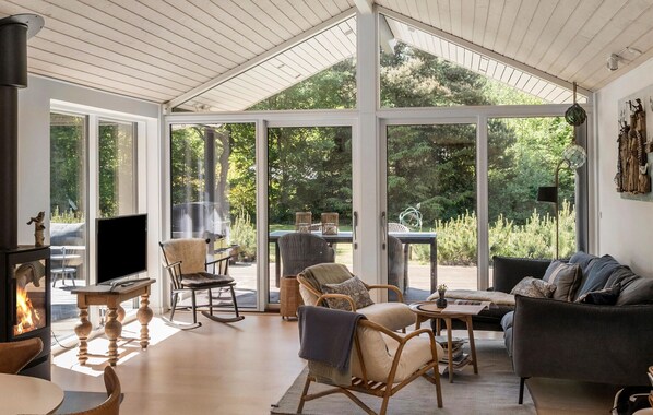 Smart TV, fireplace, table tennis