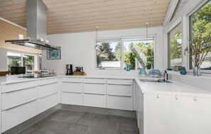 Fridge, microwave, dishwasher, coffee/tea maker - Gorgeous home in Rørvig with sauna (Rørvig)