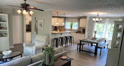 LakeLocked-3-bedroom family-friendly home, 1.6 miles from Fairy Stone State Park