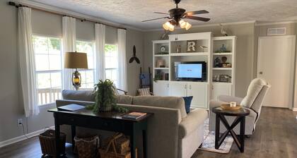 LakeLocked-3-bedroom family-friendly home, 1.6 miles from Fairy Stone State Park