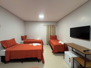 Habitación cuádruple clásica | Espacio para trabajar con laptop y wifi gratis 