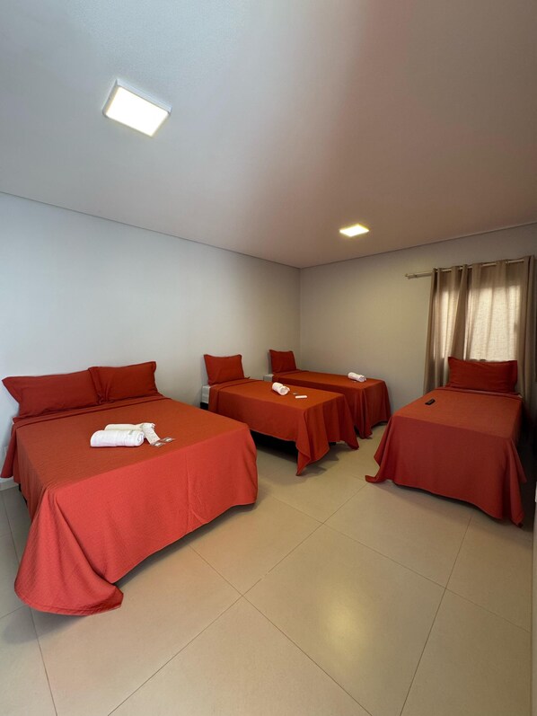 Laptopgeeigneter Arbeitsplatz, kostenloses WLAN