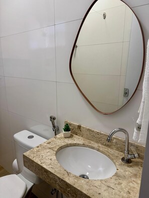 Tina, toallas, jabón, papel de baño 