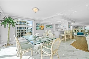 Dining - Remodeled 🦀🦀HUGE 3,350 Sq 😎😎 2 HUGE Balconies Views Gulf, Pass, & Harbor🐬🐬 (Destin)