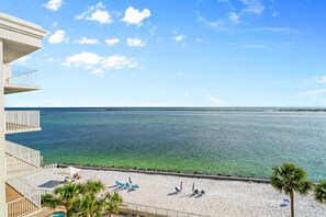 På stranden