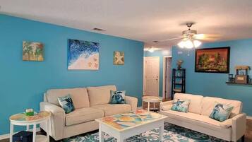 Una Smart TV, videojuegos, un reproductor de DVD, un futbolín