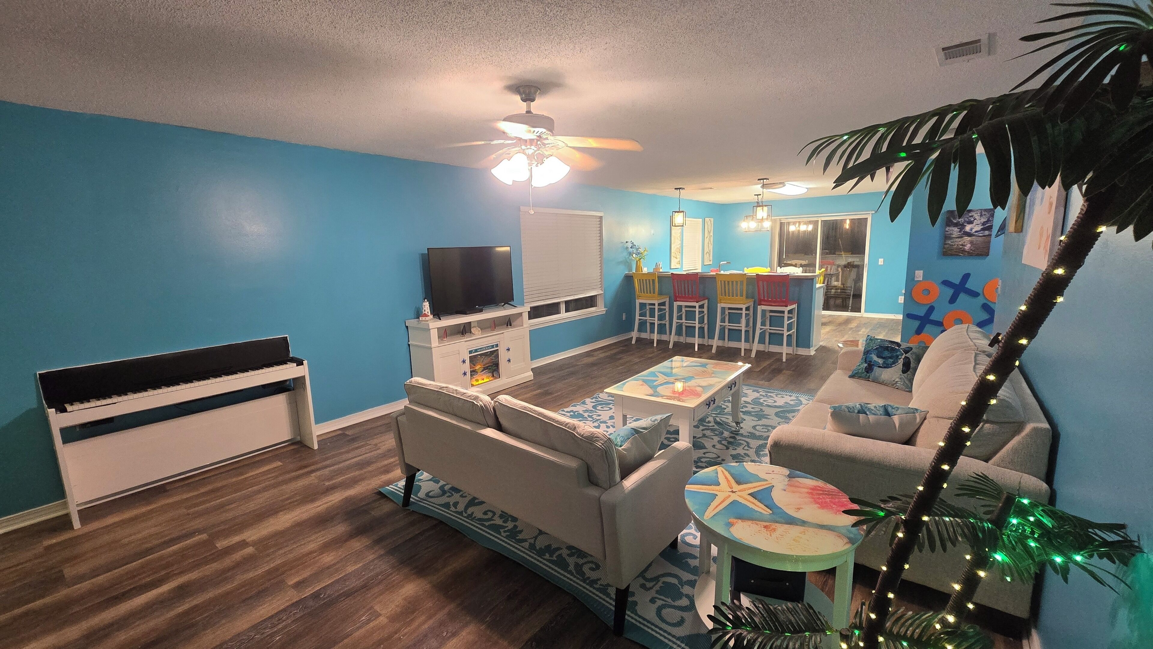 Una Smart TV, videojuegos, un reproductor de DVD, un futbolín