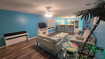 Una Smart TV, videojuegos, un reproductor de DVD, un futbolín