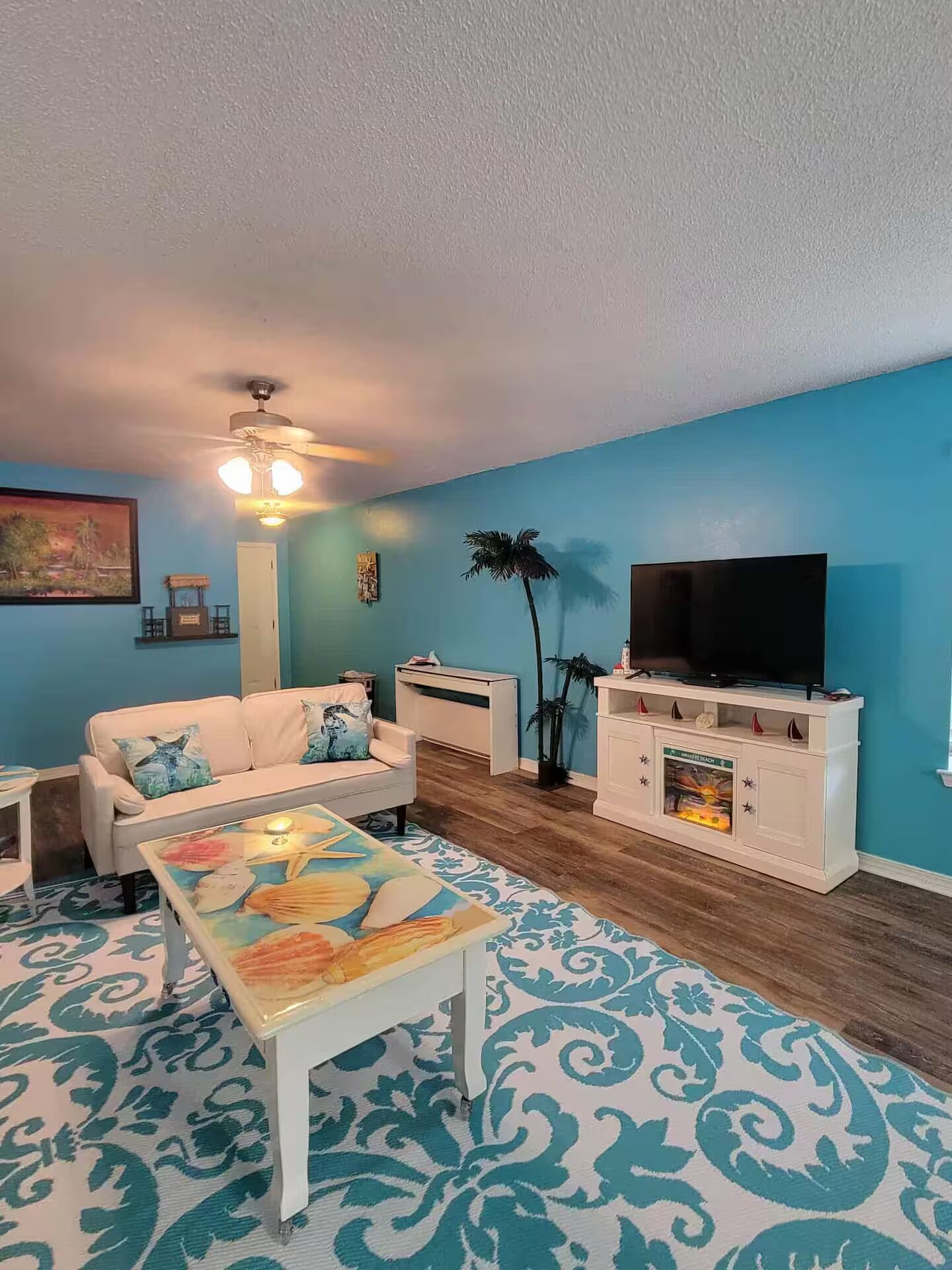 Smart TV, videojuegos, reproductor de DVD y futbolito 