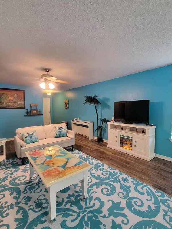 Smart-TV, Videospiele, DVD-Player, Tischfußball