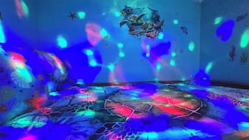 3 dormitorios, tabla de planchar con plancha, cuna de viaje