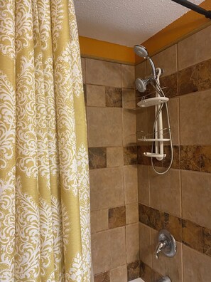 Haartrockner, HandtĂŒcher, Seife, Toilettenpapier