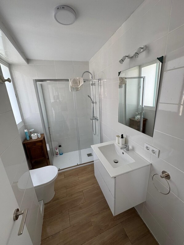 Douche, serviettes fournies, savon, papier toilette