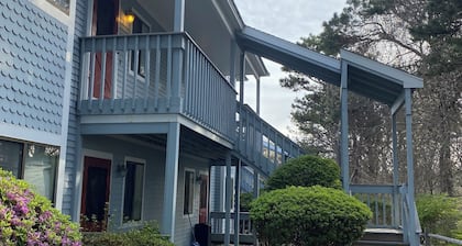 Charming 2nd floor 2-bedroom condo with AC WiFi in tranquil Brewster.